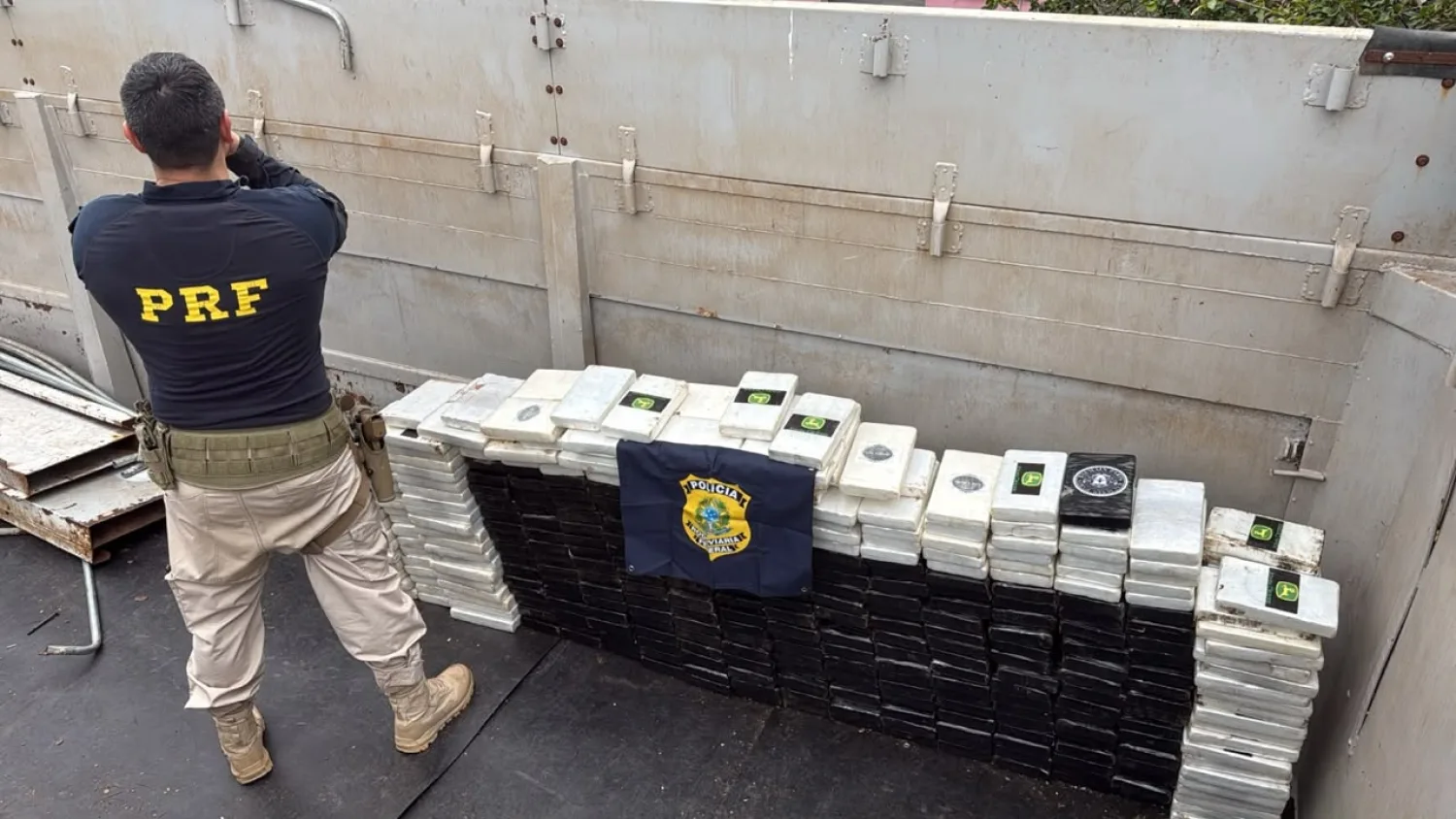 Policía Rodoviária Federal incauta 420 kilos de cocaína y detiene a padre e hijo en Ponta Porã