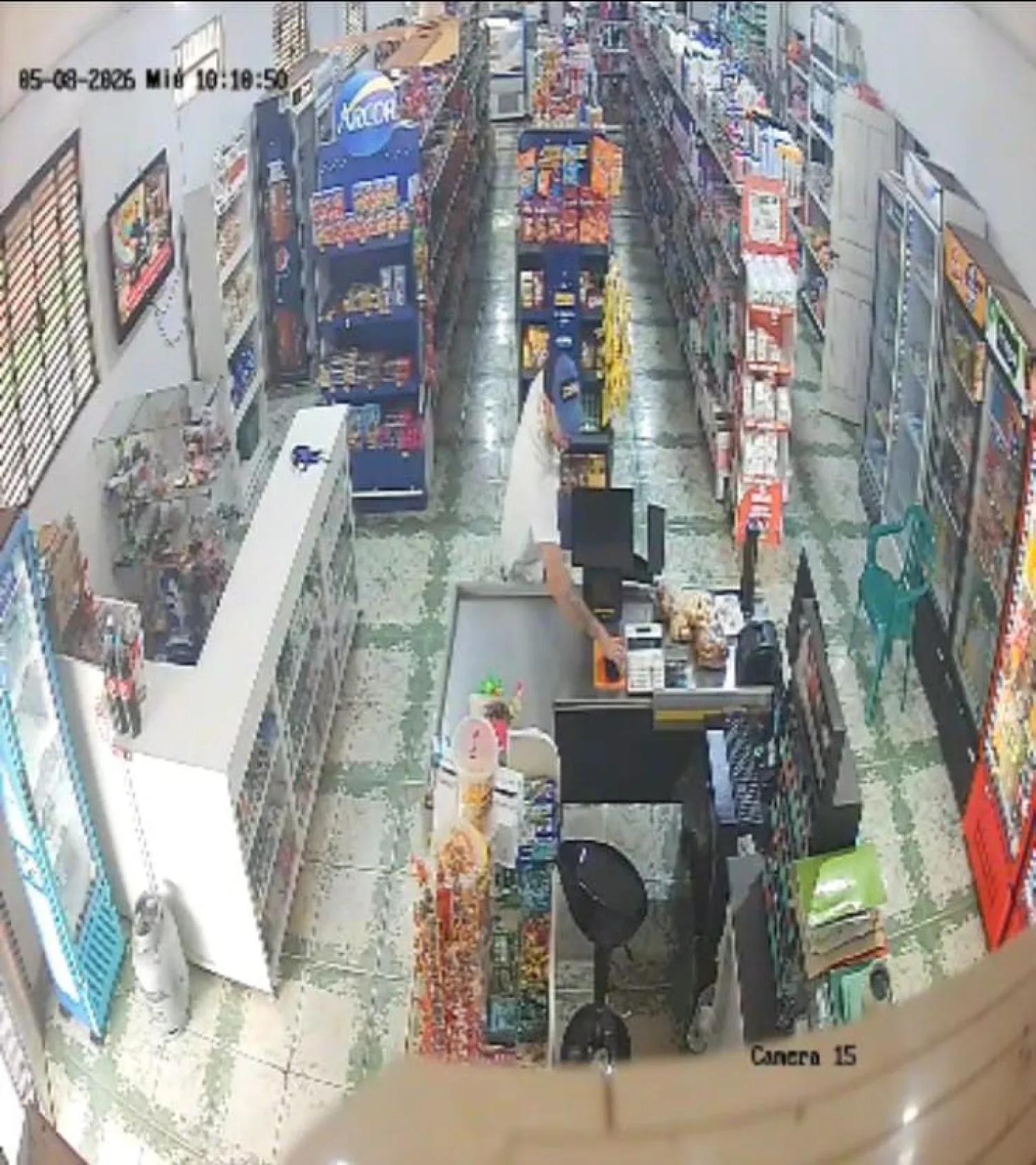 Graban a un sujeto hurtando un celular de alta gama de un comercio en Pedro Juan Caballero