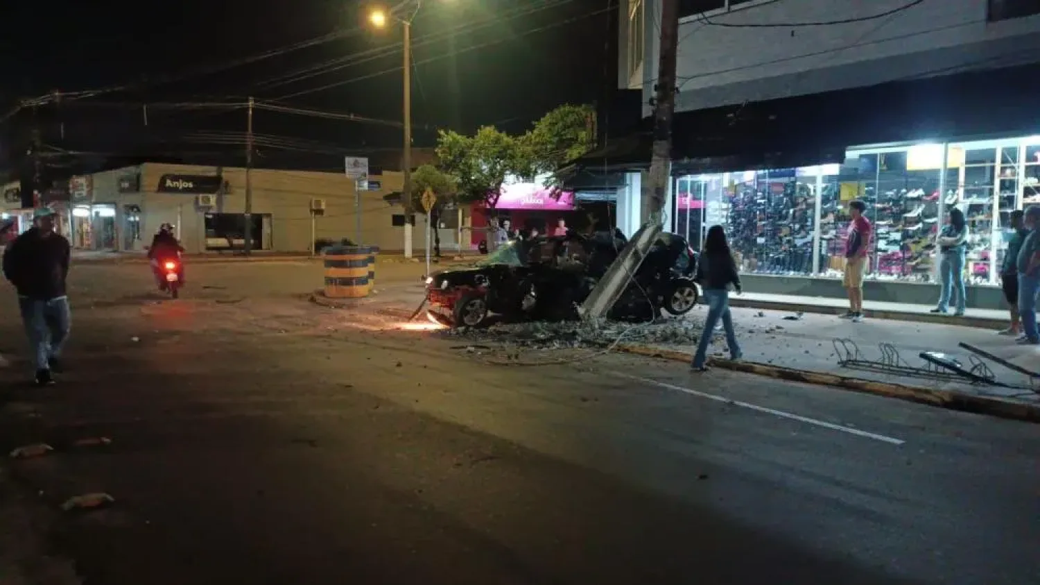 Joven fallece tras chocar su automóvil contra un poste en Amambai