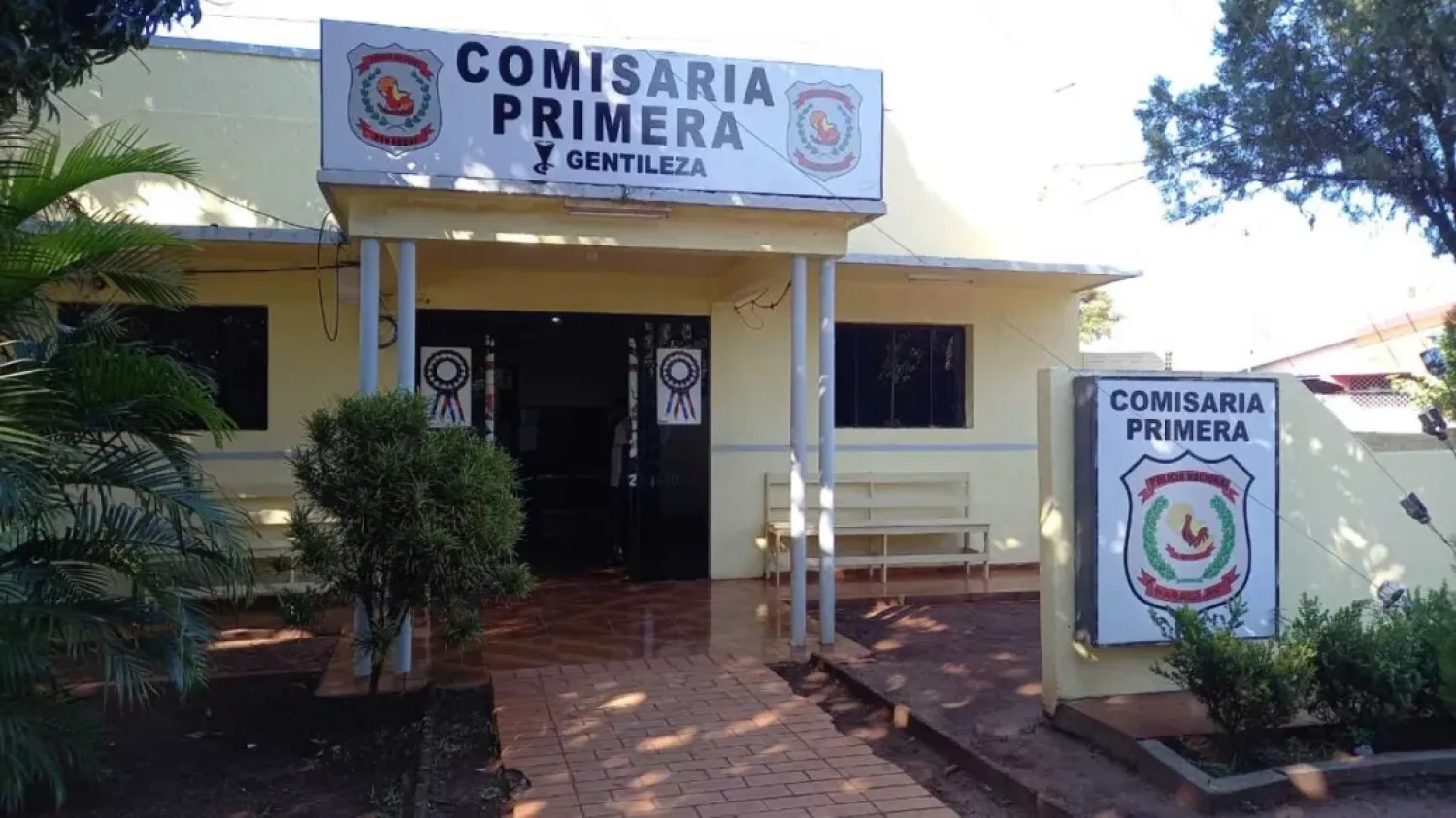 Automóvil derriba una columna de la ANDE tras esquivar a un motociclista en Pedro Juan