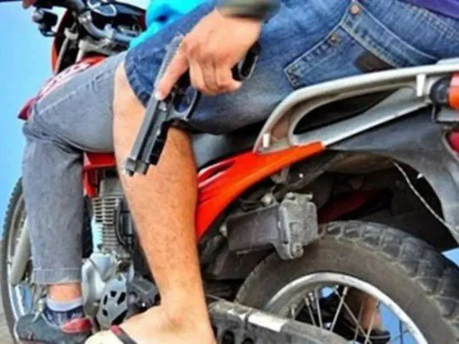 Dos delincuentes armados despojan de su motocicleta a un joven en Pedro Juan Caballero