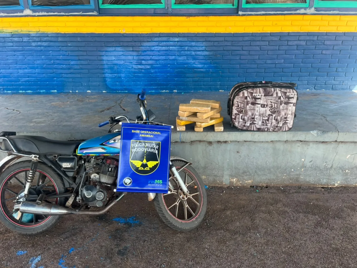 Incautan doce kilos de marihuana transportados en motocicleta en la ruta MS-289 en Amambai