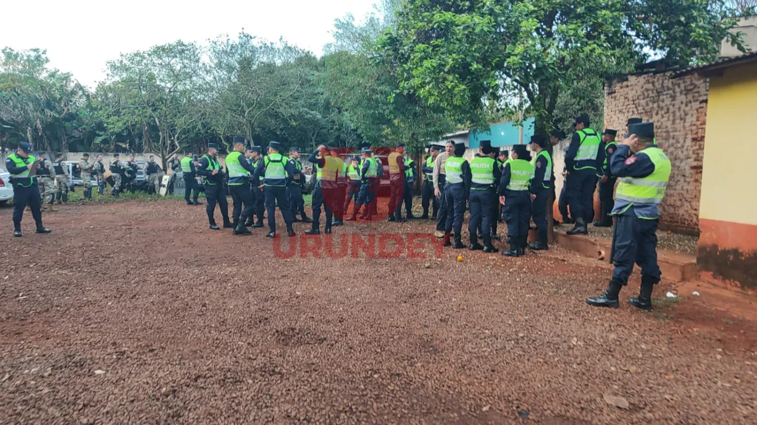 Desocupan un inmueble tras un operativo fiscal y policial en Pedro Juan Caballero