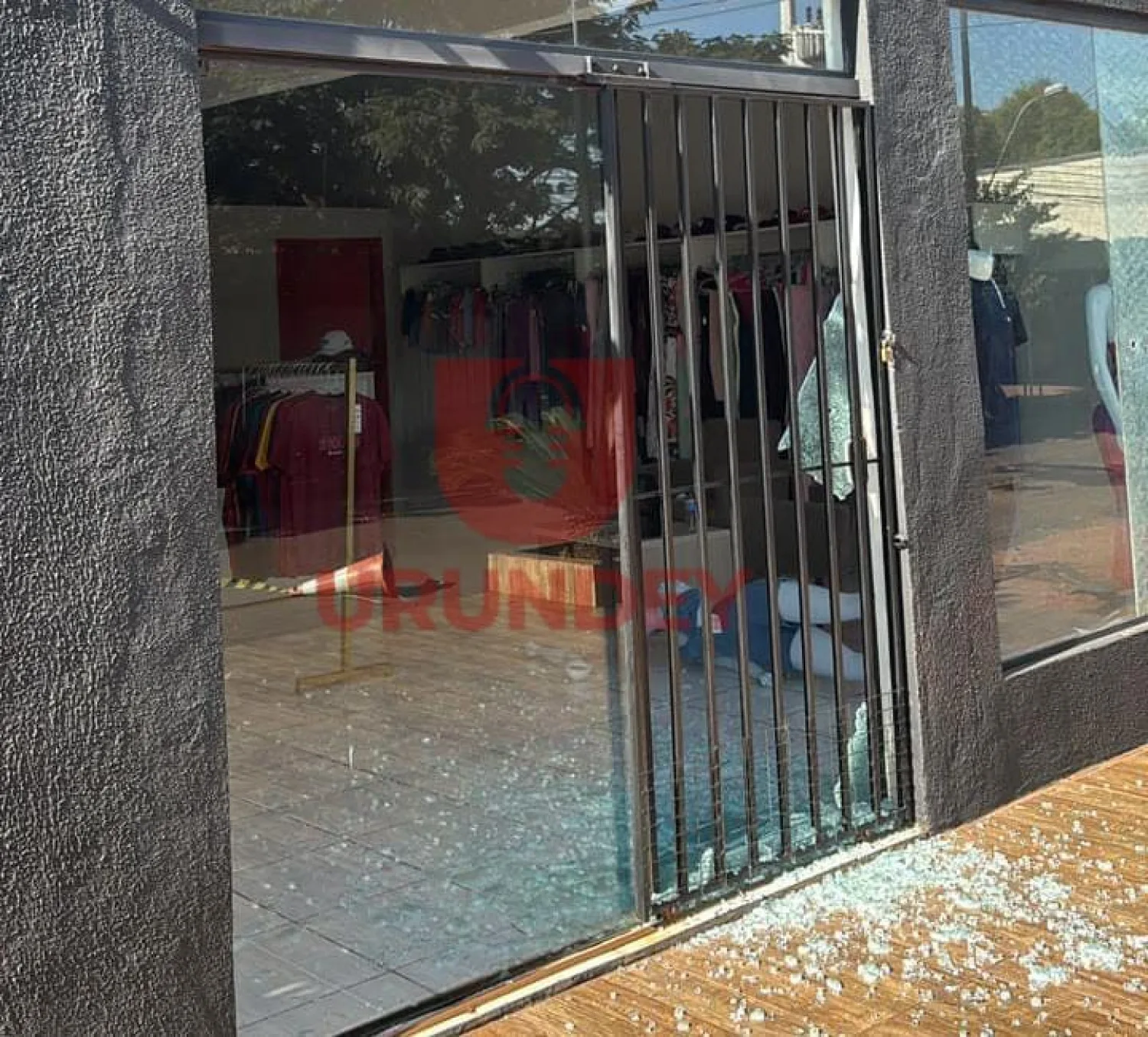 Atacan a balazos la fachada de un local de venta de ropas en Pedro Juan Caballero