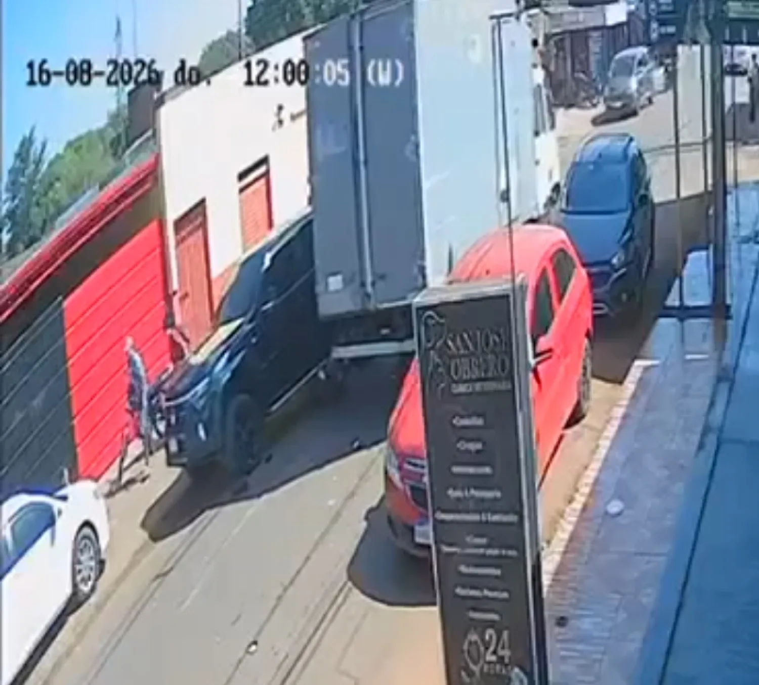 Un camión sin frenos embiste a un auto y a una motocicleta en Pedro Juan Caballero