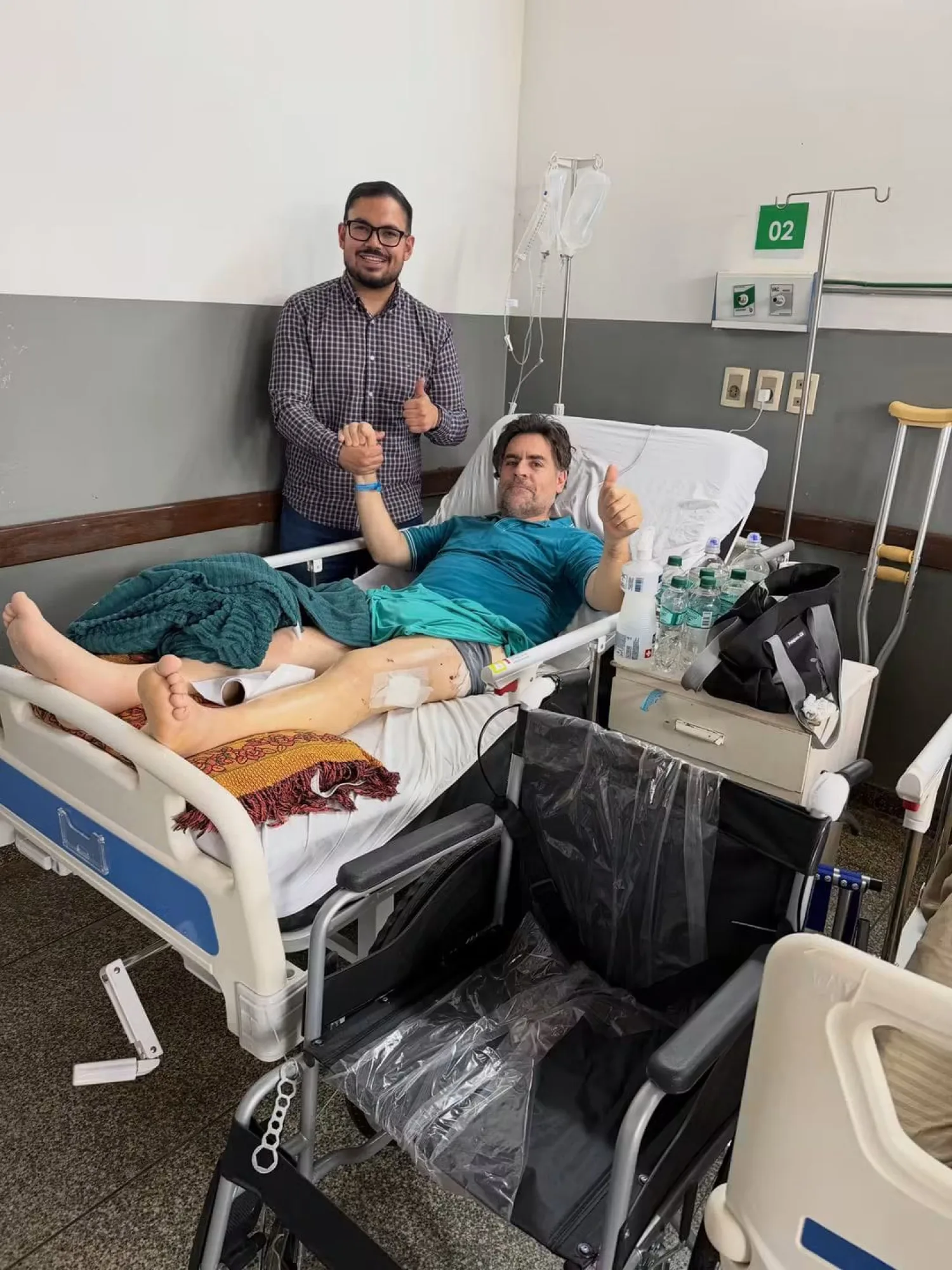Paulo Acosta entrega una silla de ruedas a periodista internado en el Hospital Regional de PJC