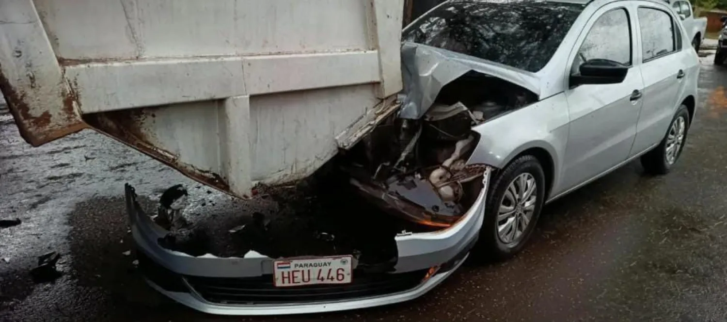 Automóvil choca contra un camión recolector de basuras en Pedro Juan Caballero