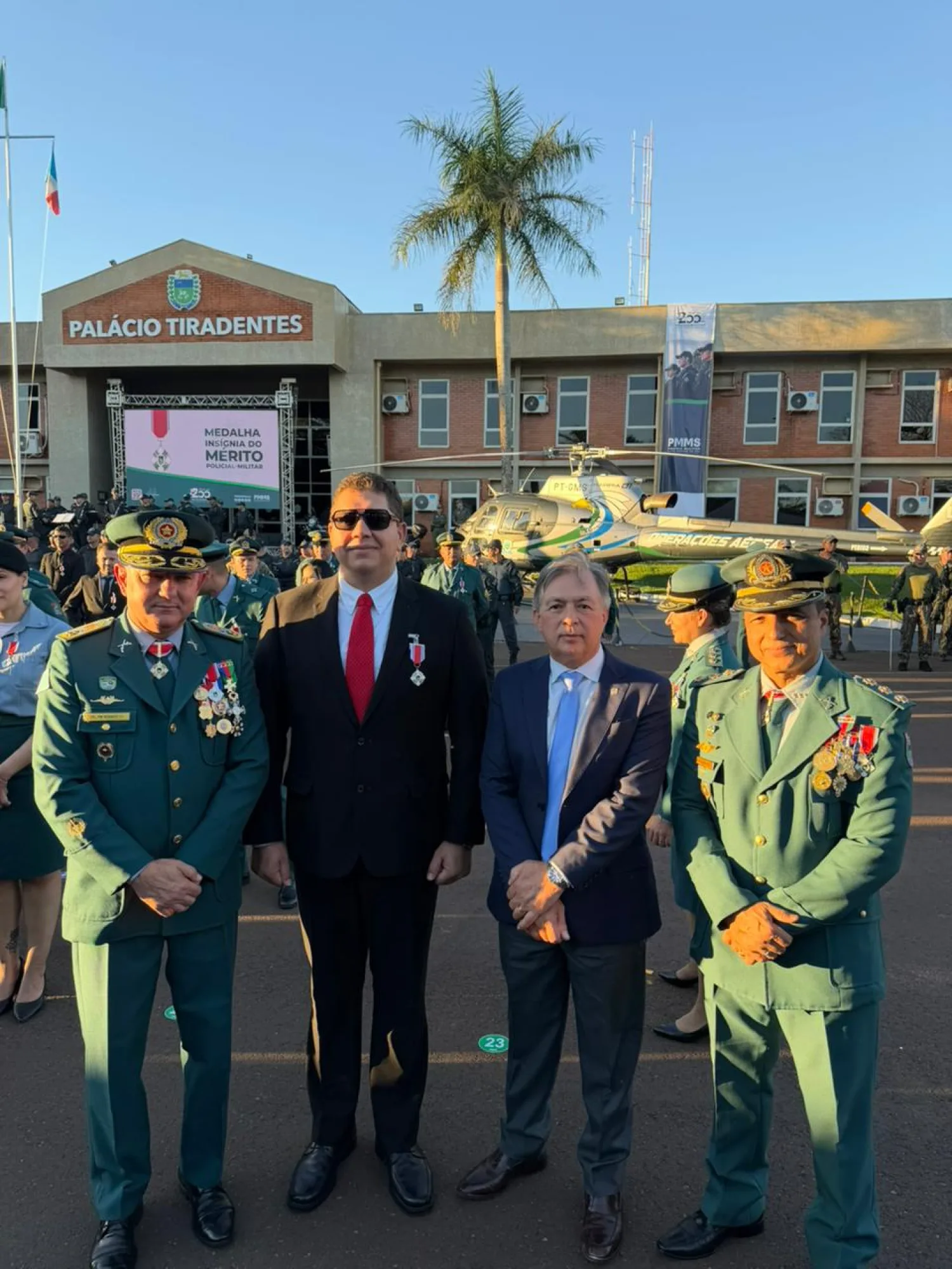 Comando de la Policía Militar de Mato Grosso do Sul homenajea al gobernador Juancho Acosta con la Medalla de Mérito Policial Militar