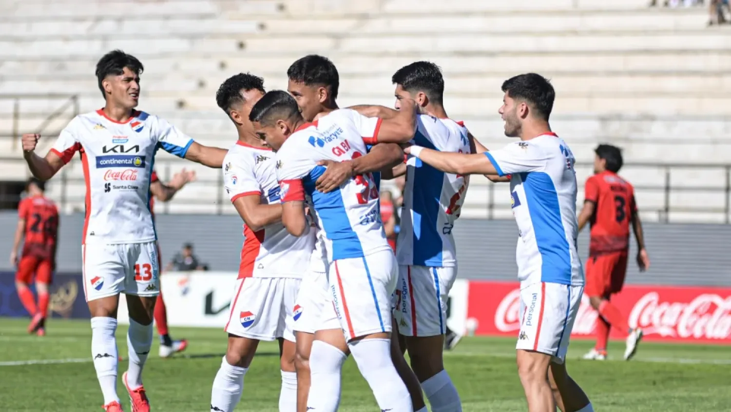 Nacional golea a Libertad y se mete en la pelea por la punta