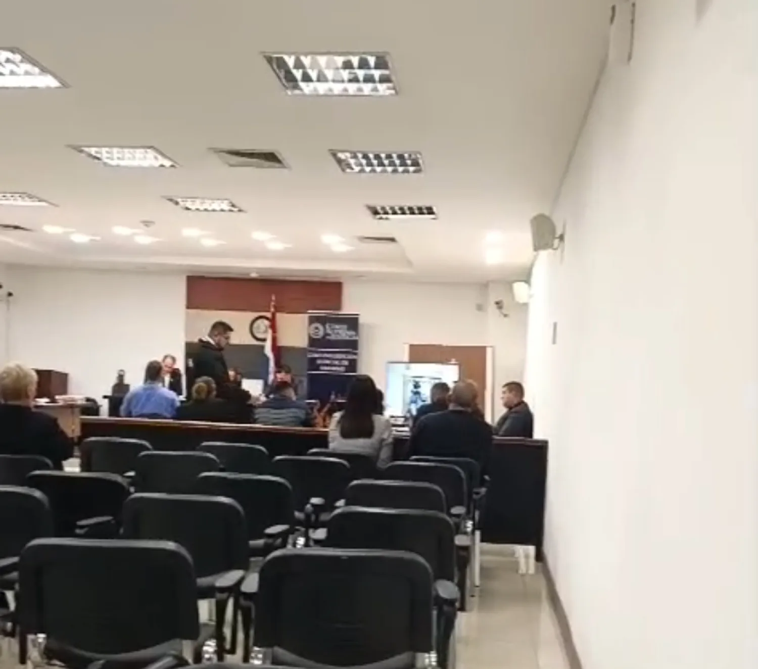 Falta de micrófonos desata un enredo insólito durante un juicio en Pedro Juan Caballero