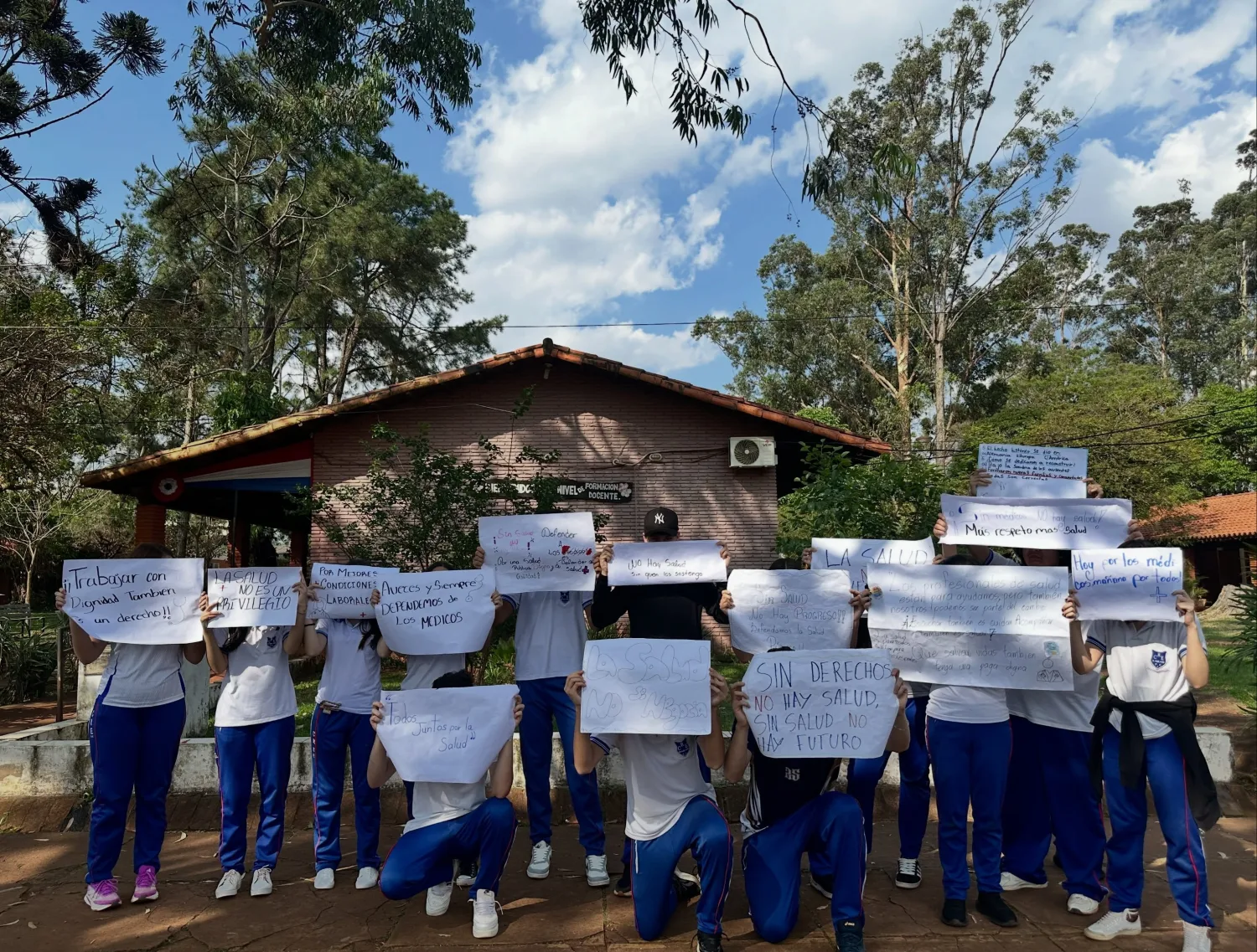 Estudiantes del CRE se movilizan en Pedro Juan Caballero en apoyo a médicos