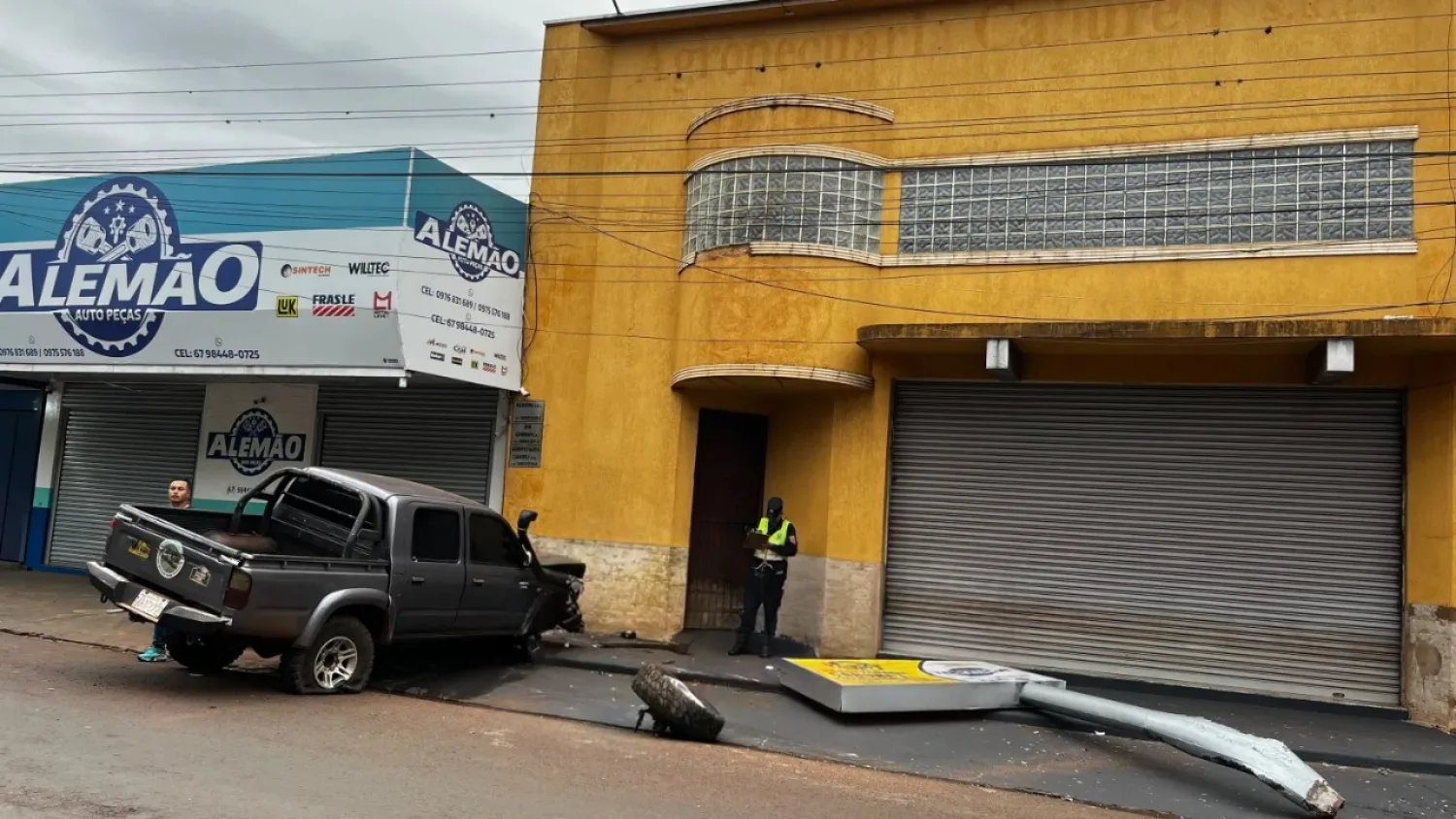 Camioneta sufre daños tras chocar contra un comercio en Pedro Juan Caballero