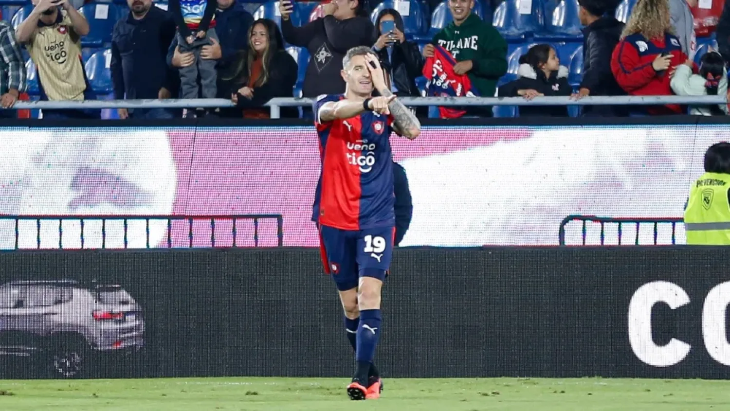 Cerro Porteño vence a Nacional sobre el final en el clásico de Barrio Obrero