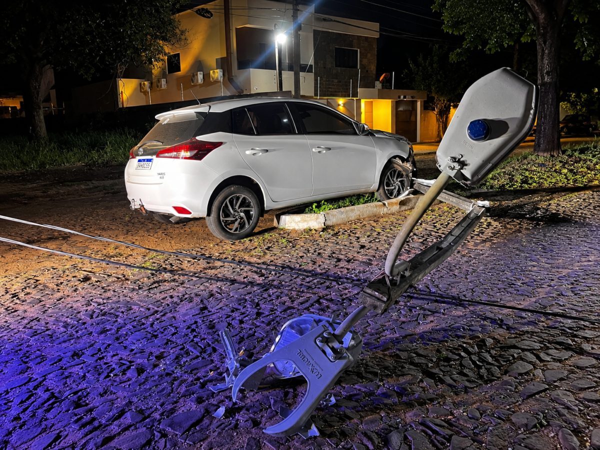 Una joven choca su automóvil contra una columna en Pedro Juan Caballero