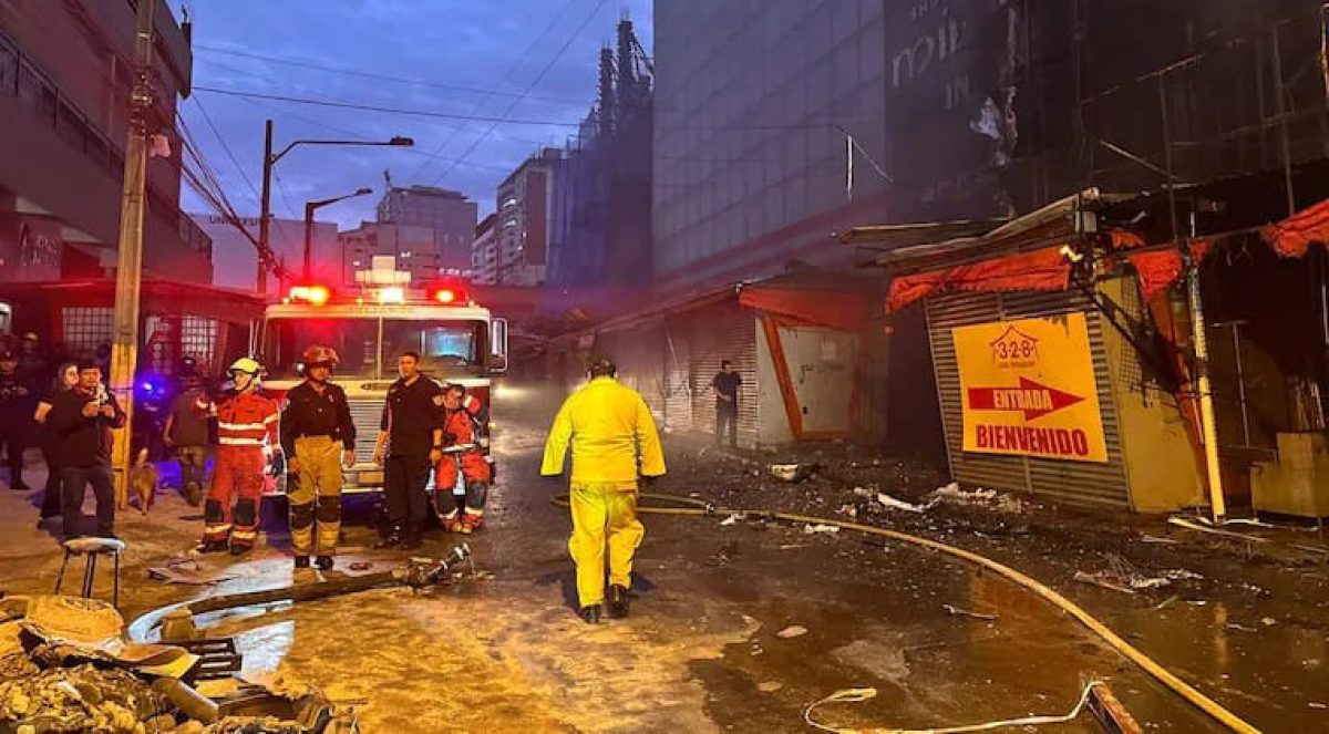 Incendio consumió edificio comercial y varias casillas en el microcentro de CDE