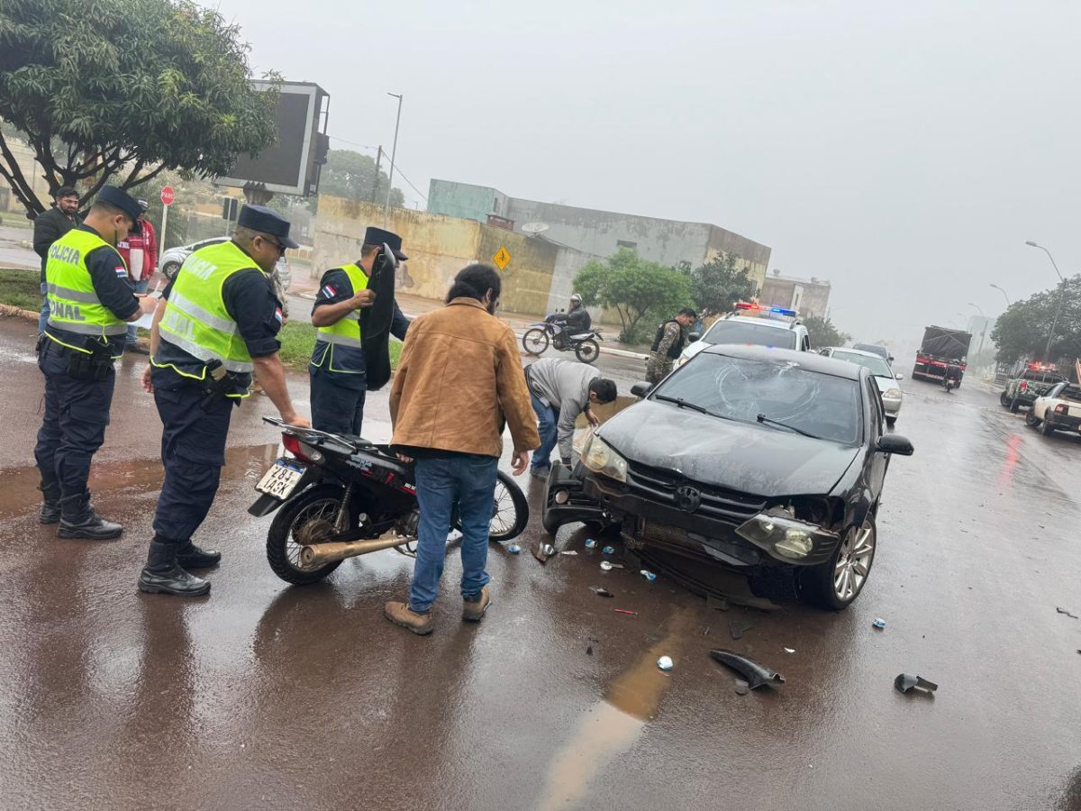 Un motociclista sufrió fracturas tras chocar contra un automóvil en Pedro Juan Caballero