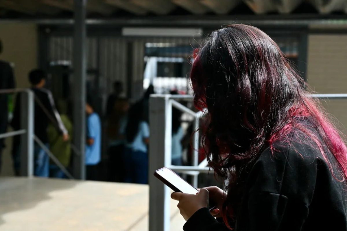 Ley que prohíbe celulares en aulas tendrá sanción automática este viernes