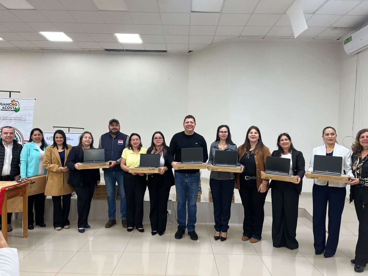 Gobernador entregó 52 computadoras portátiles a instituciones educativas de Amambay