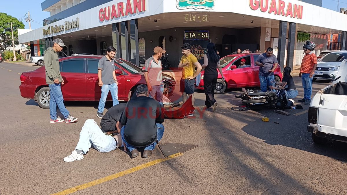 Una joven motociclista resultó herida tras chocar contra un auto en Pedro Juan Caballero