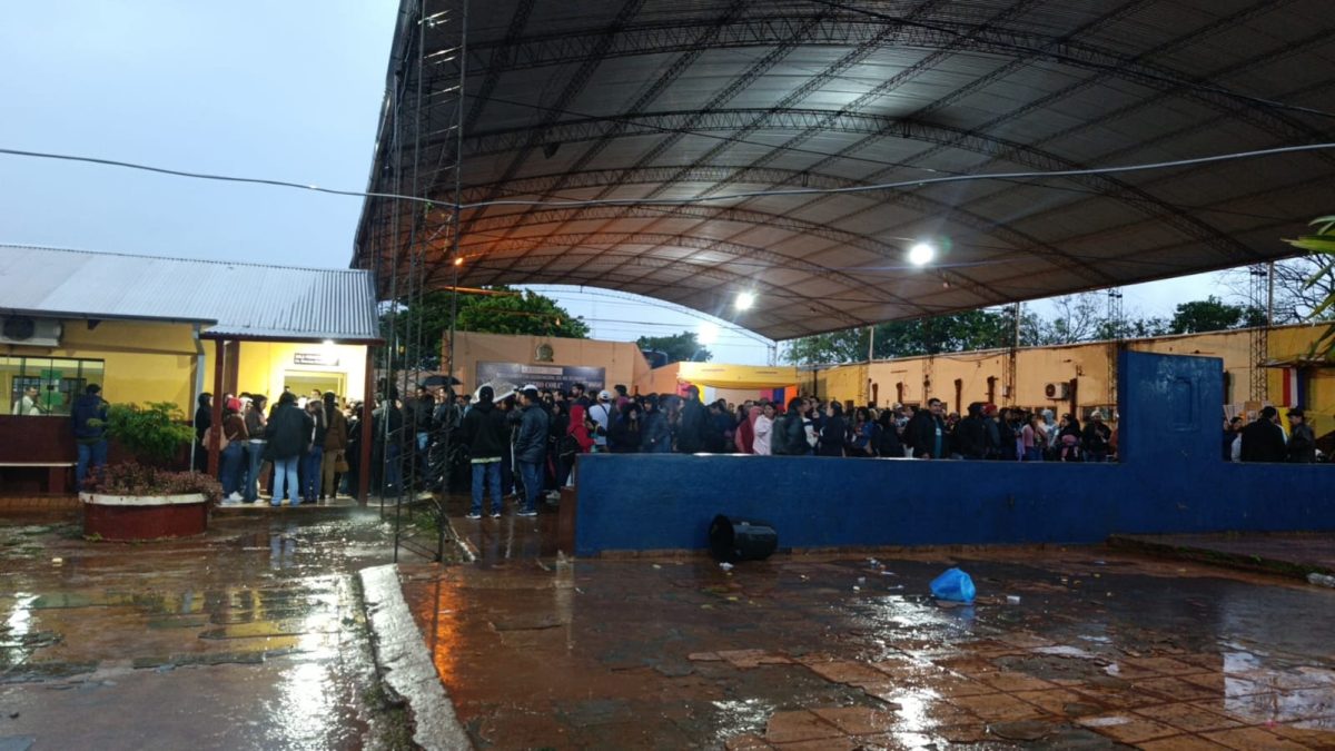 Intensa lluvia marca el inicio de las elecciones municipales en Pedro Juan Caballero