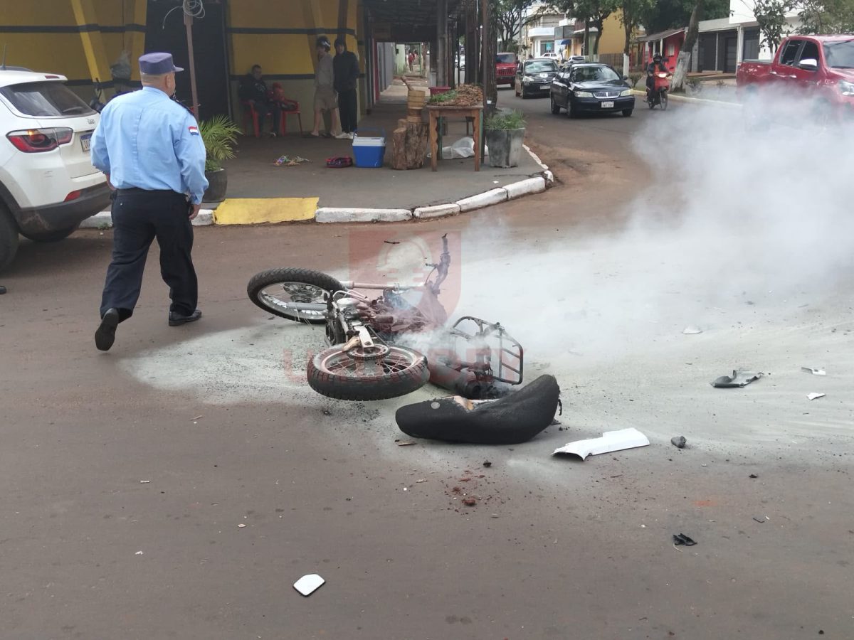 Una motocicleta terminó incinerada tras un choque en el centro de Pedro Juan Caballero