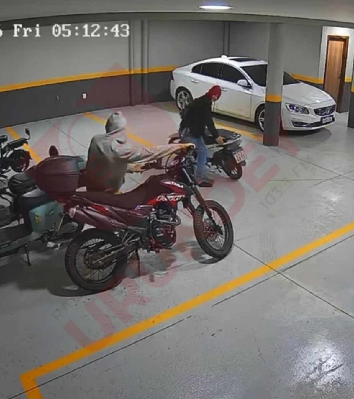 Denuncian el hurto de una motocicleta del estacionamiento de un edificio en PJC