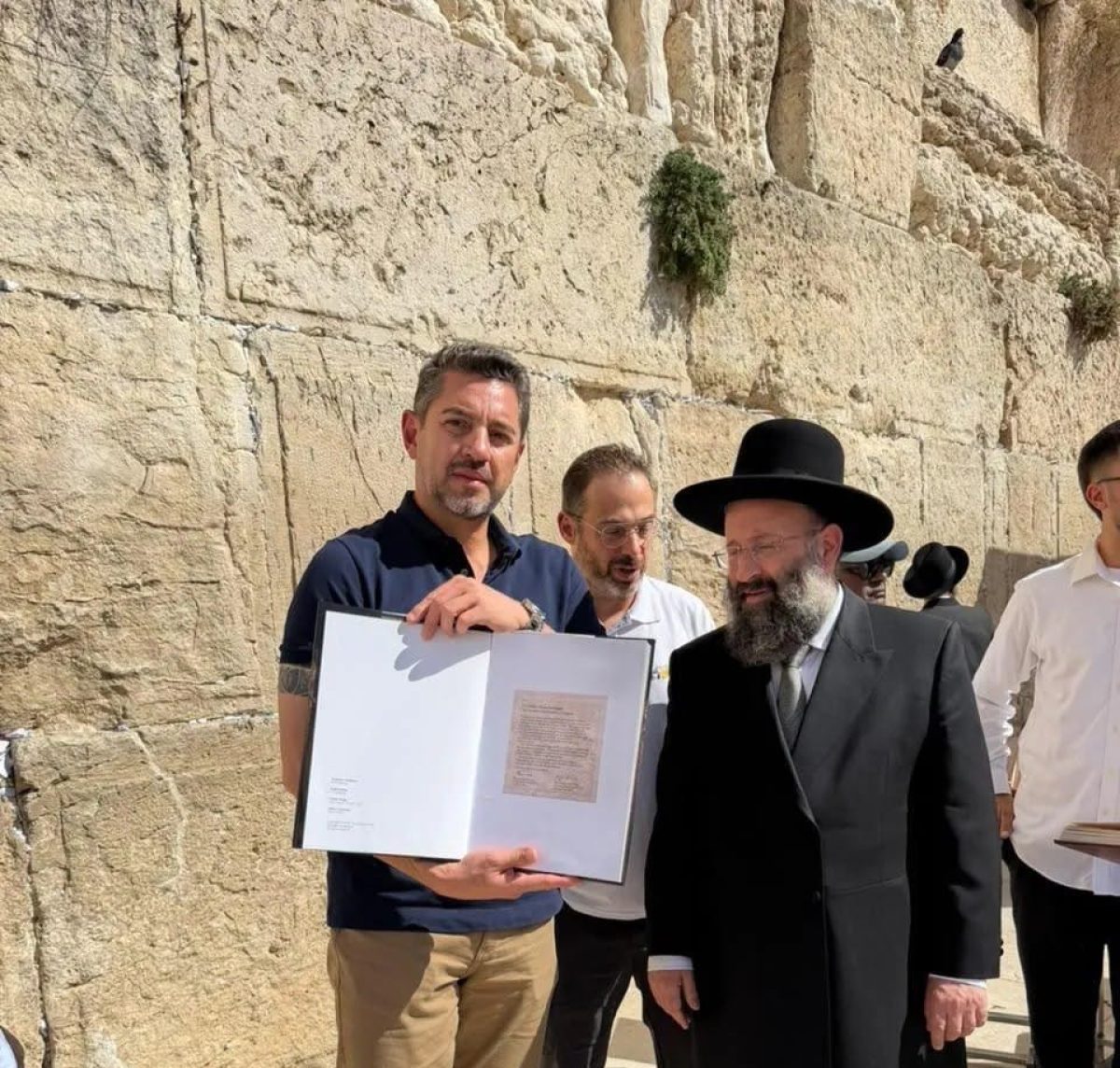 Alliana visita el Santo Sepulcro en Jerusalén y eleva una oración por Paraguay
