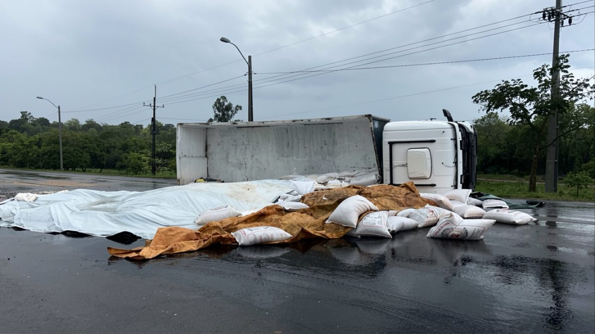 Un camión volcó a la entrada de Bella Vista Norte a causa de un bache sobre la ruta PY08