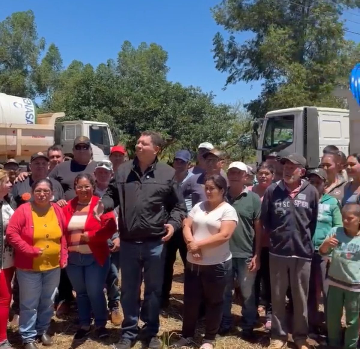 Juancho Acosta entrega caños y un tanque de agua a pobladores de Yvype distrito de PJC