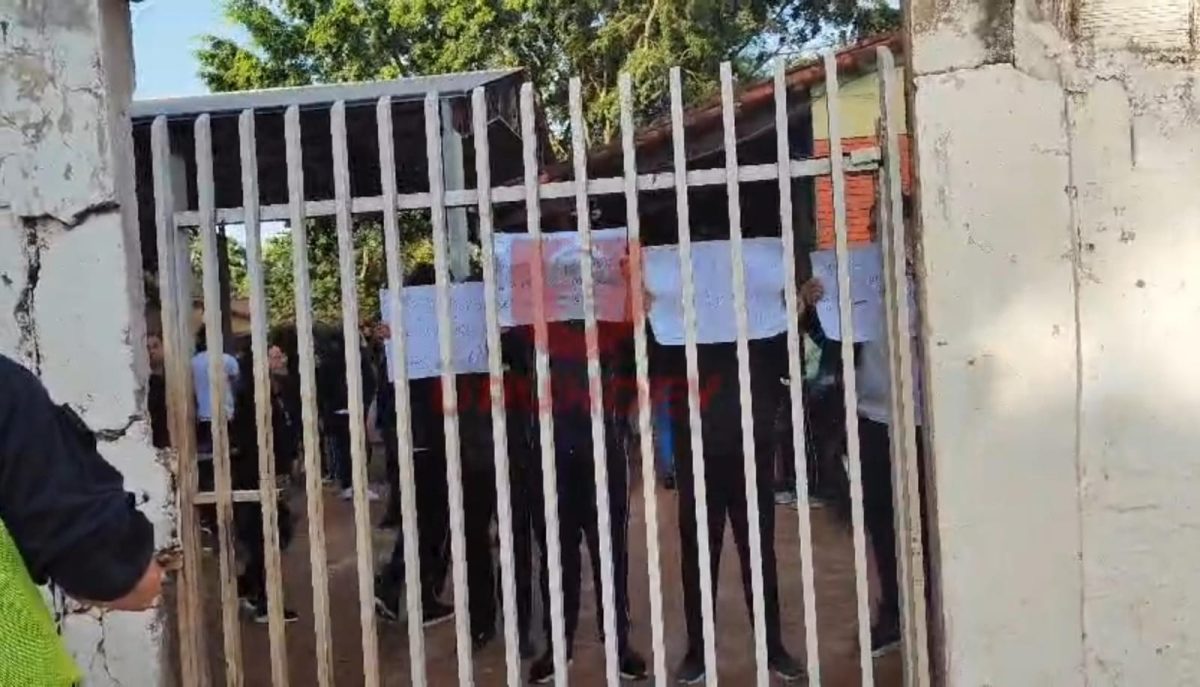 Padres y alumnos toman un colegio en Pedro Juan Caballero en reclamo de un director nombrado