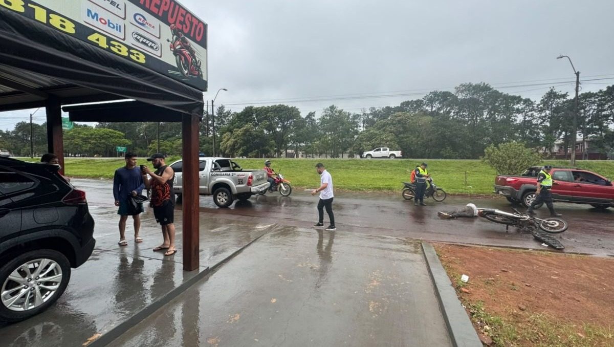 Motociclista choca contra un automóvil estacionado y resulta herido en Pedro Juan Caballero