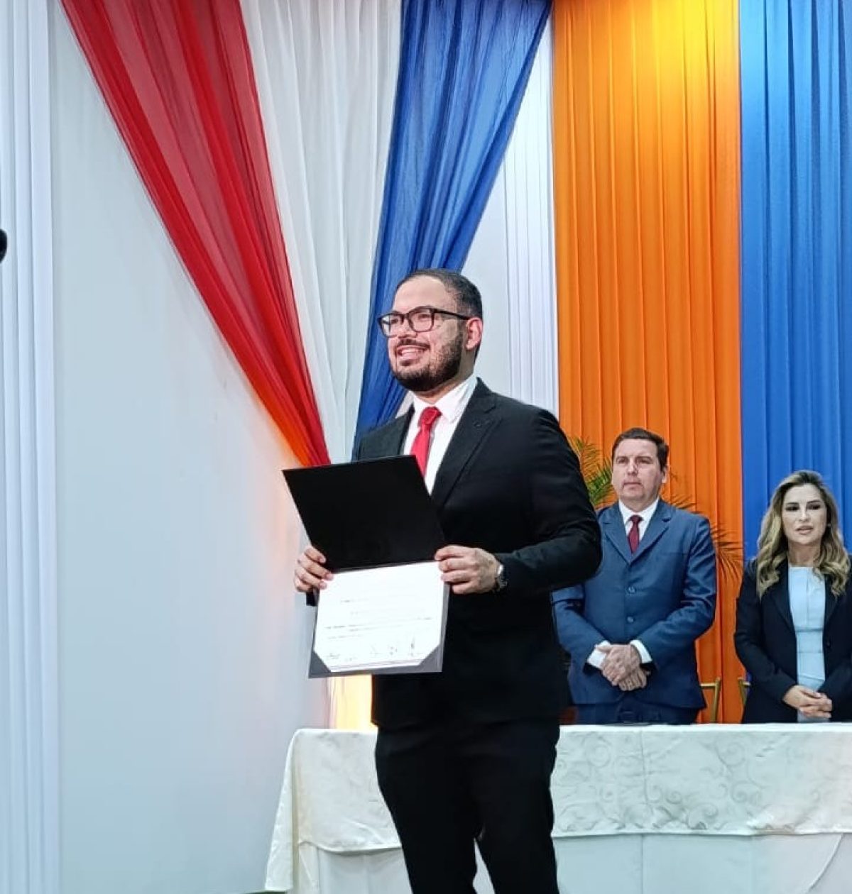Paulo Acosta recibe certificado que lo acredita como concejal municipal electo de la ANR