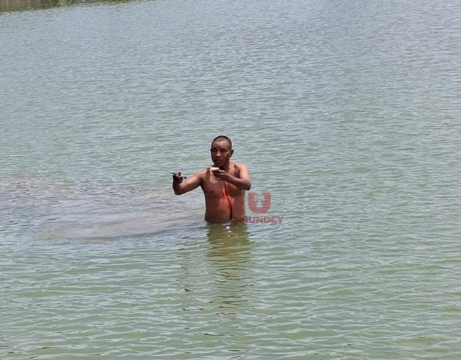 Policía y bomberos rescatan a un indígena de las aguas de la laguna Punta Porã