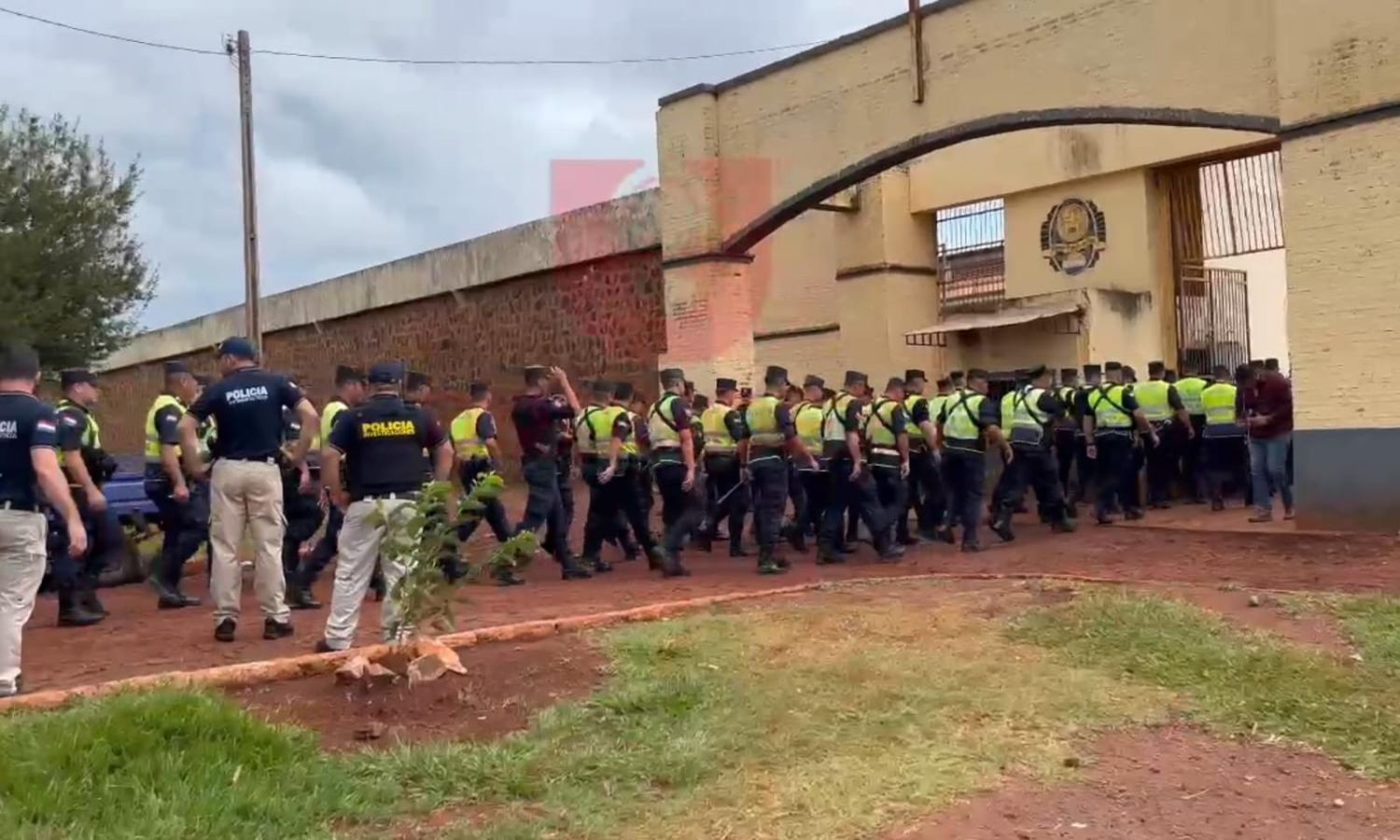 Fuerzas policiales intervienen la cárcel de PJC en busca de las armas desaparecidas