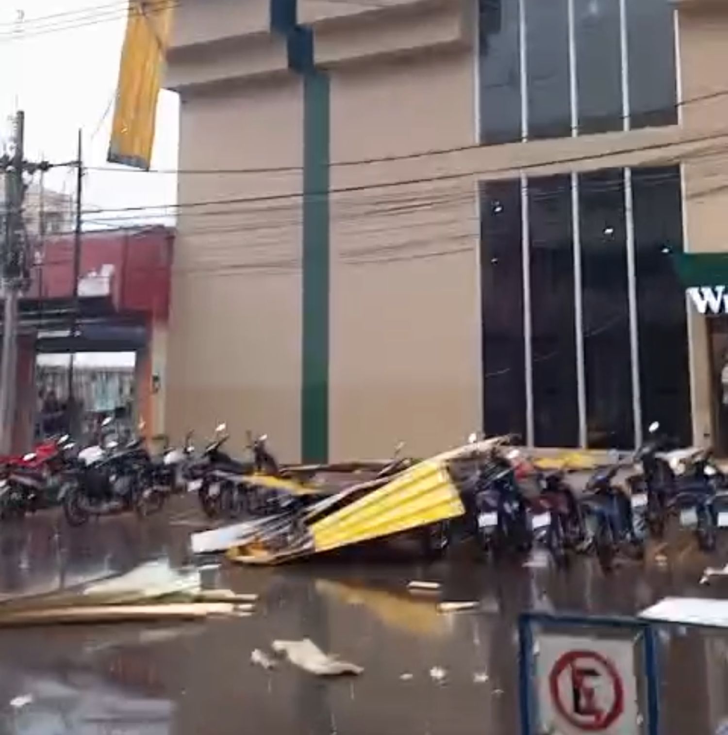 Shopping reporta daños menores tras fuerte temporal en Pedro Juan Caballero