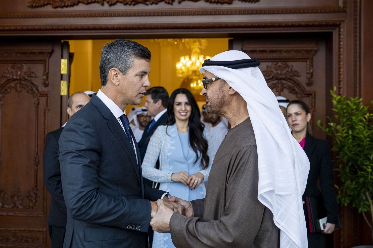 Emiratos Árabes Unidos cooperará en proyectos de aeropuerto y ferrocarril urbano