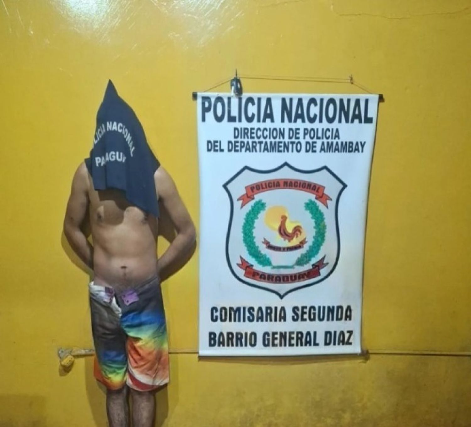 PJC: Atrapan a un joven que intentó romper el blindex de una mueblería para hurtar