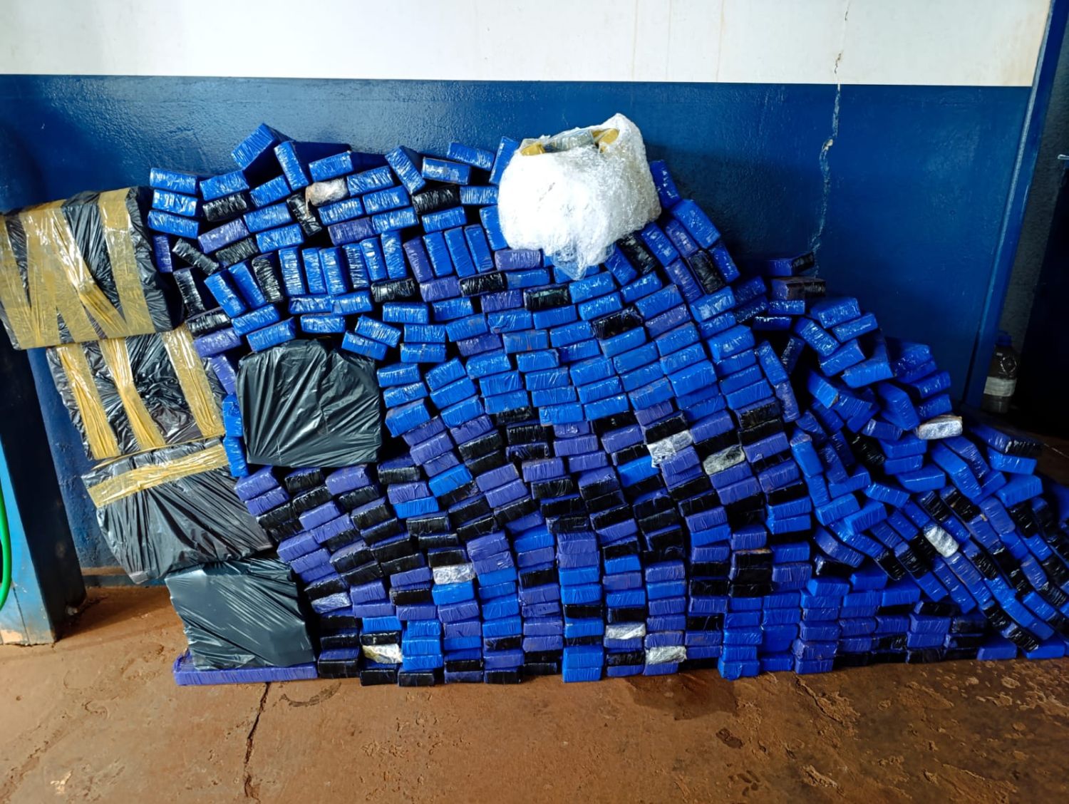 Incautan casi media tonelada de marihuana y mercaderías de contrabando en Ponta Porã