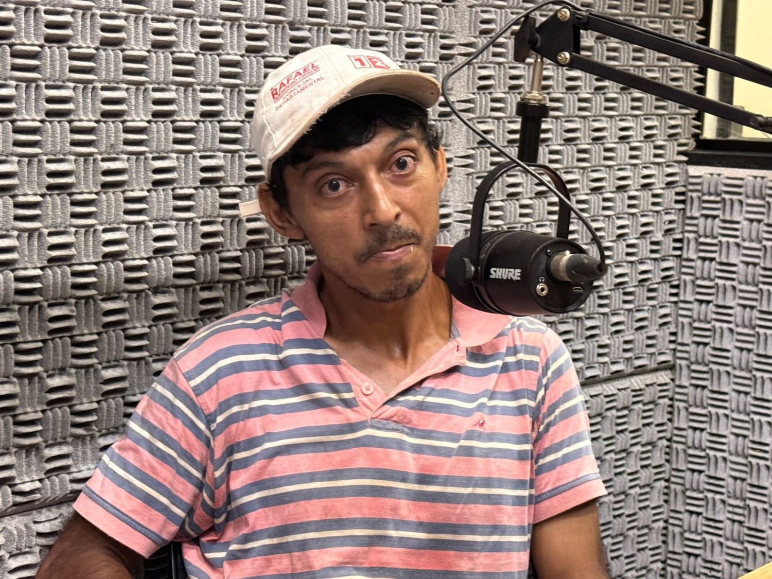 Audiencia de Urundey FM ayuda a joven discapacitado a comprar herramientas de trabajo