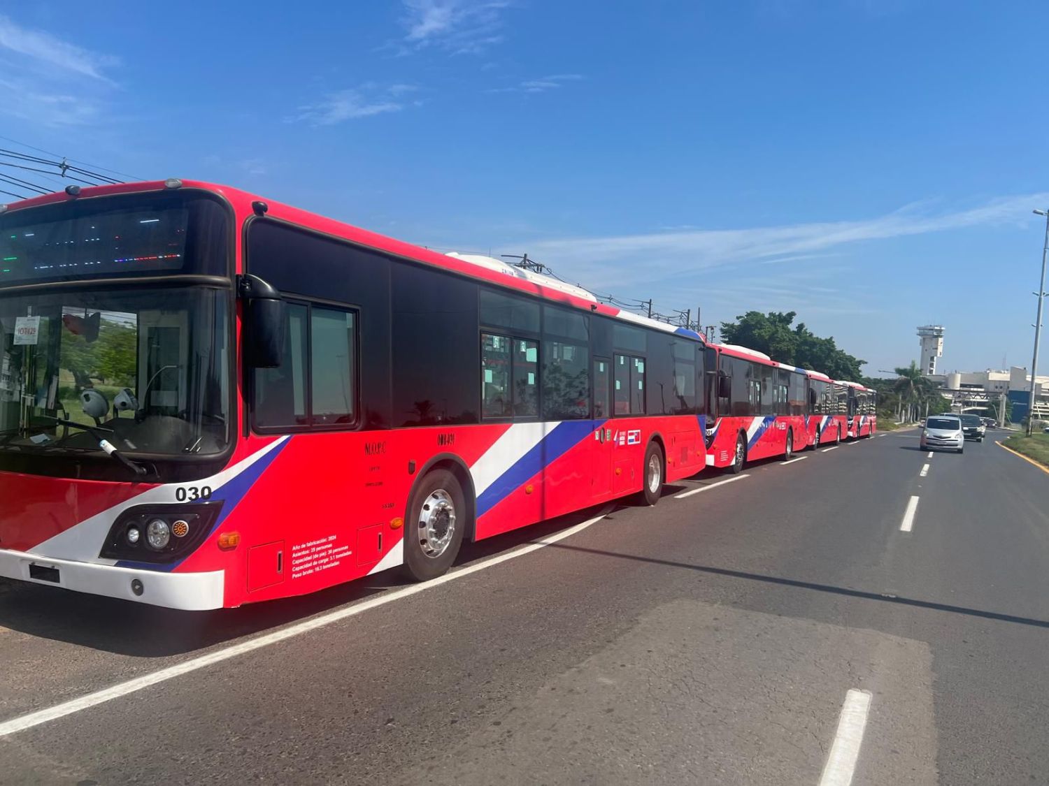 Buses eléctricos permiten ascenso y descenso de pasajeros en todo su recorrido