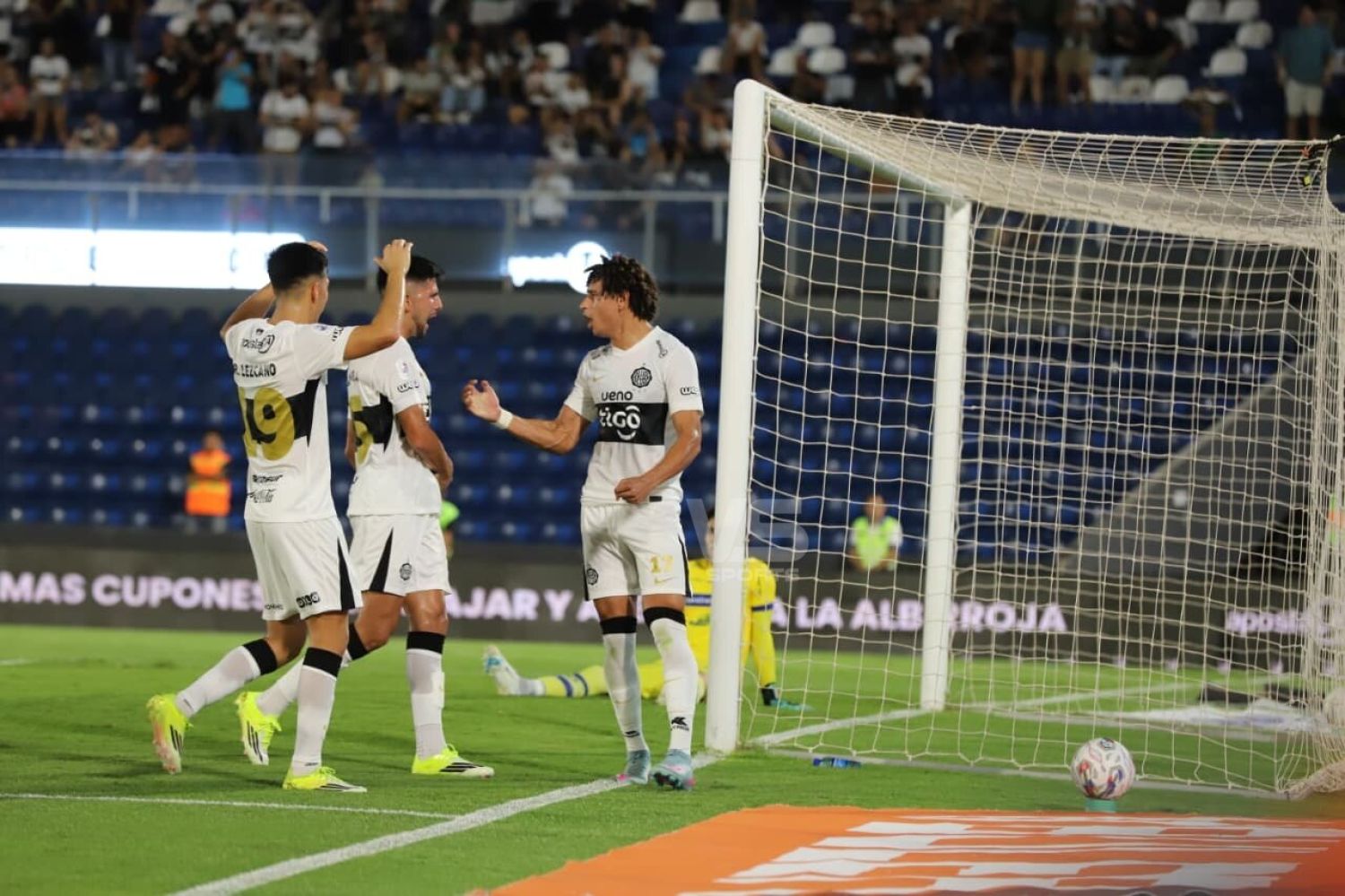 Olimpia golea al 2 de Mayo en un partido marcado por polémicas del VAR