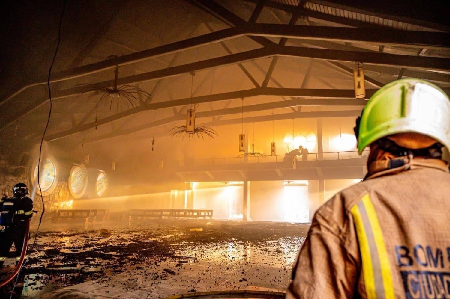 Tras horas de arduo trabajo, bomberos controlan incendio en catedral de CDE