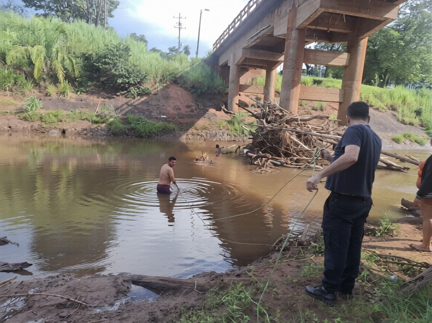 Intensa búsqueda de un joven desaparecido en aguas del río Aquidabán