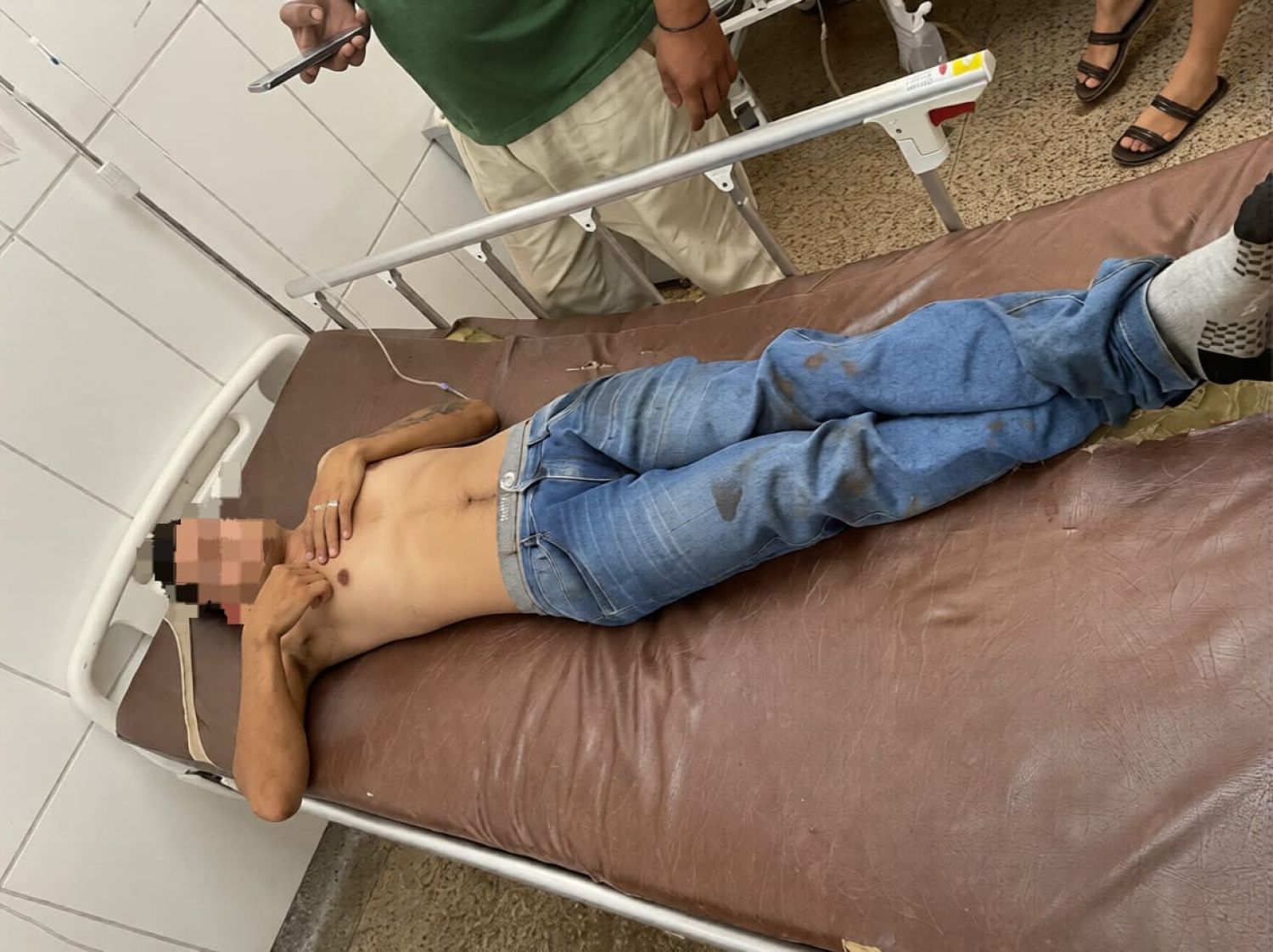 Riña durante ronda de tragos termina con un joven baleado en el cuello en Pedro Juan Caballero
